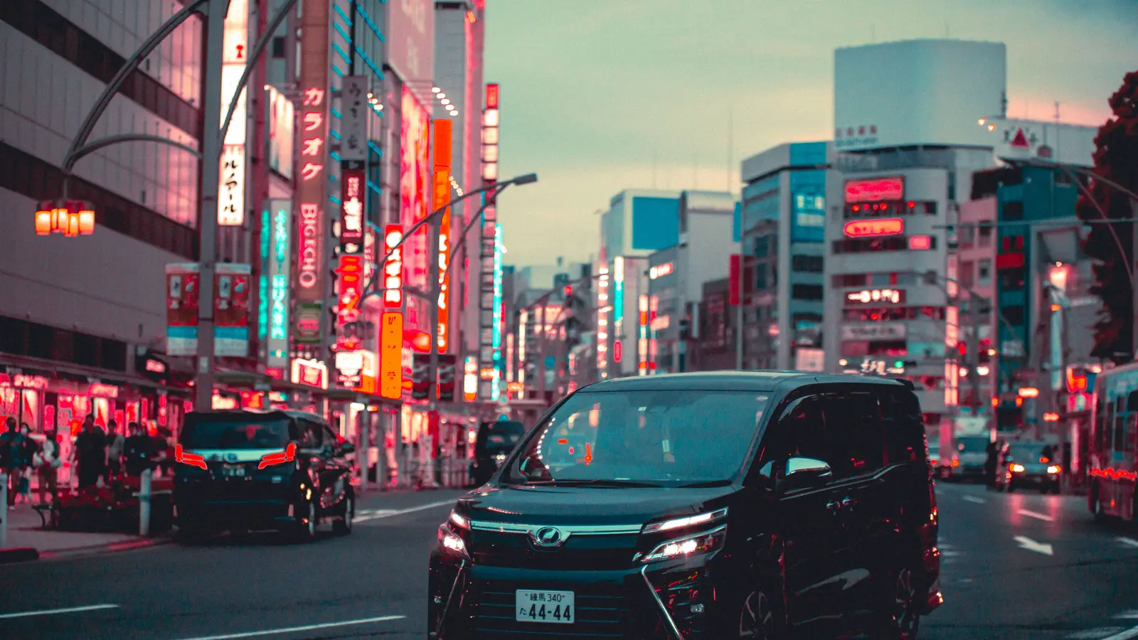 Calle de Tokio de noche con carteles luminosos